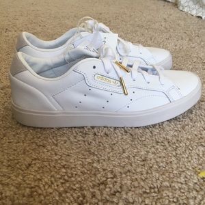 Adidas Women’s Sleek white and gold sneakers. Like New Condition